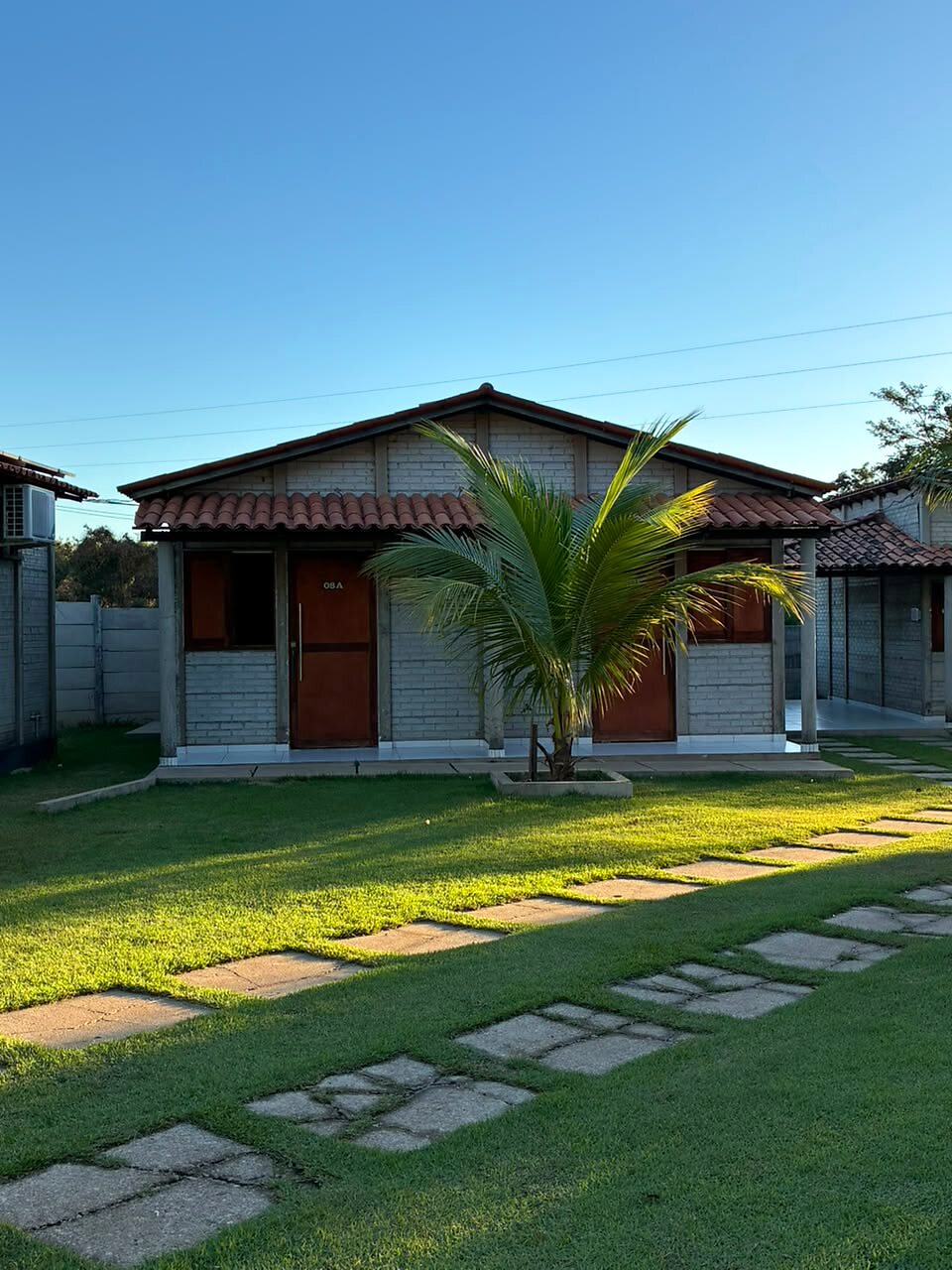 Quarto convencional com cama de casal e ar-condicionado